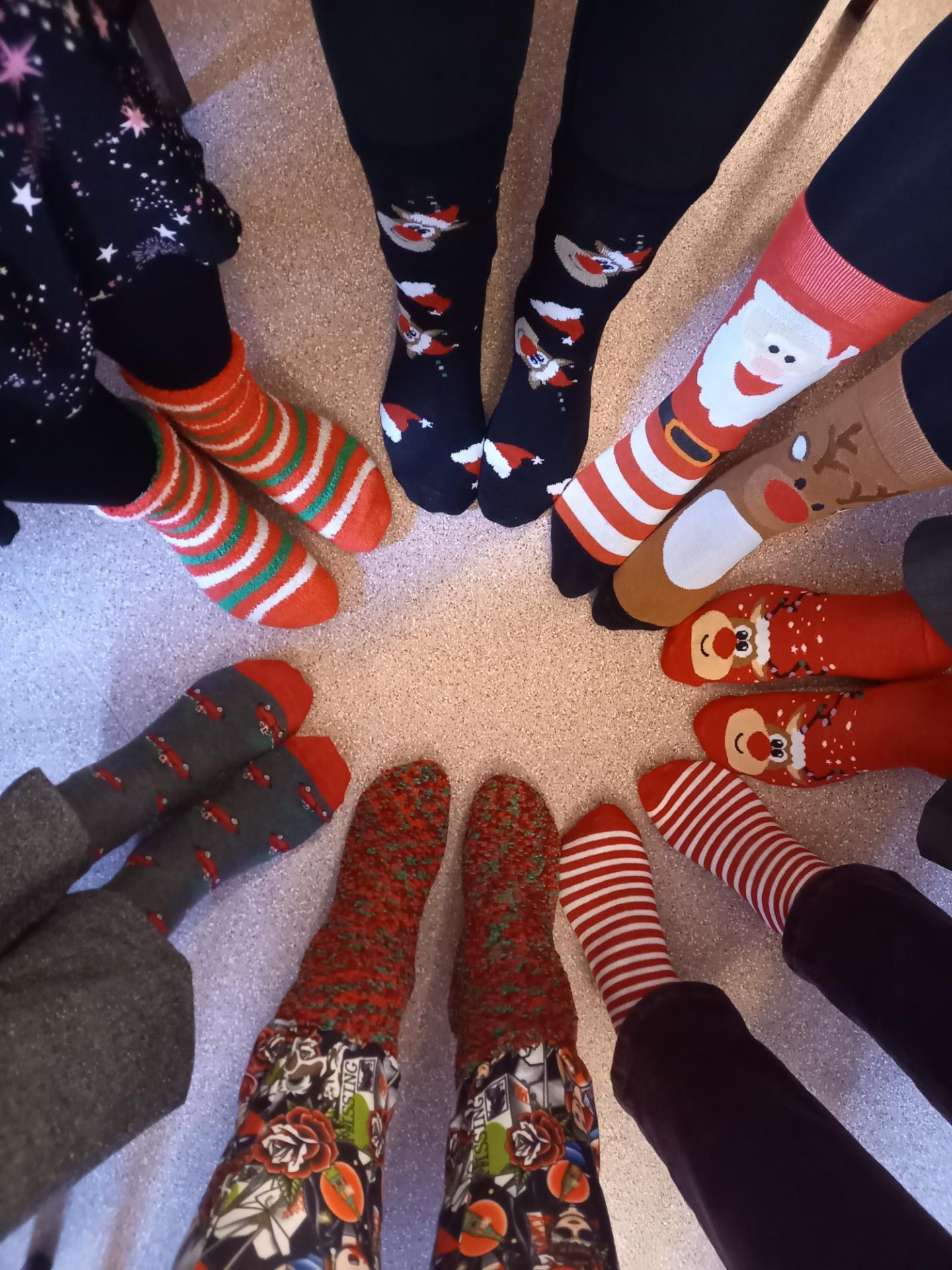 Delwedd o staff Bwrdd Iechyd Powys yn gwisgo Sychod Gwyliau