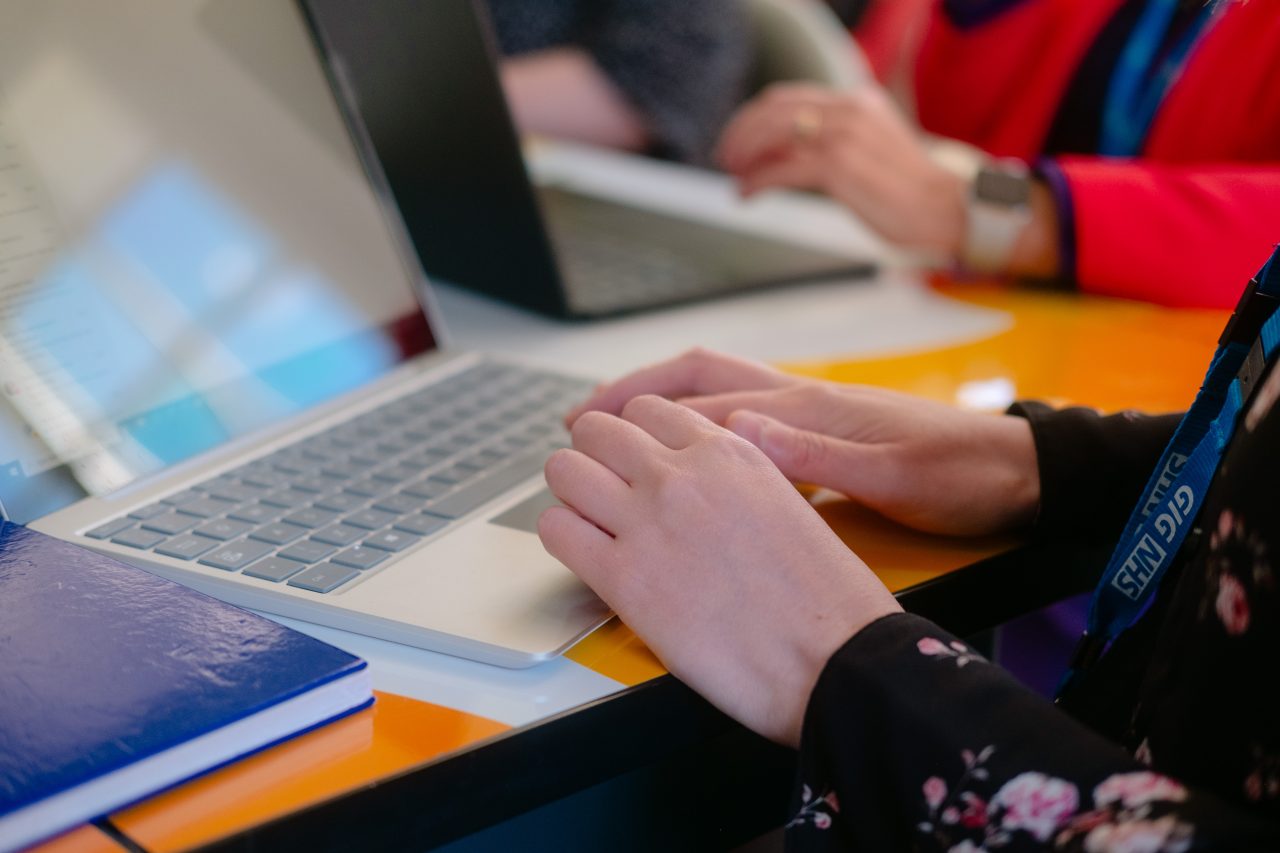 Agor gyda gwrthrych merched yn defnyddio laptop