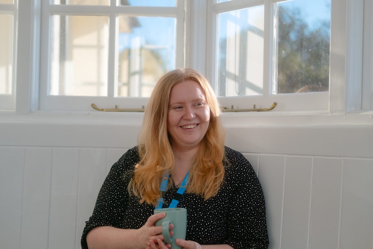 Delwedd o Shania Jones, Rheolwr Cymorth Prosiect yr Elusen