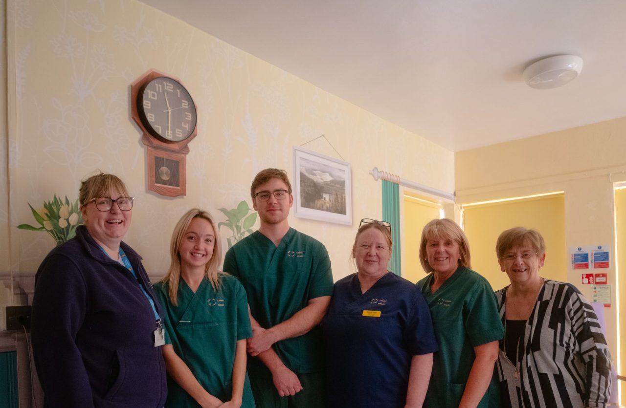 Delwedd o Staff Bwrdd Iechyd Addysgu Powys o Ward Llewelyn yn Ysbyty Bronllys