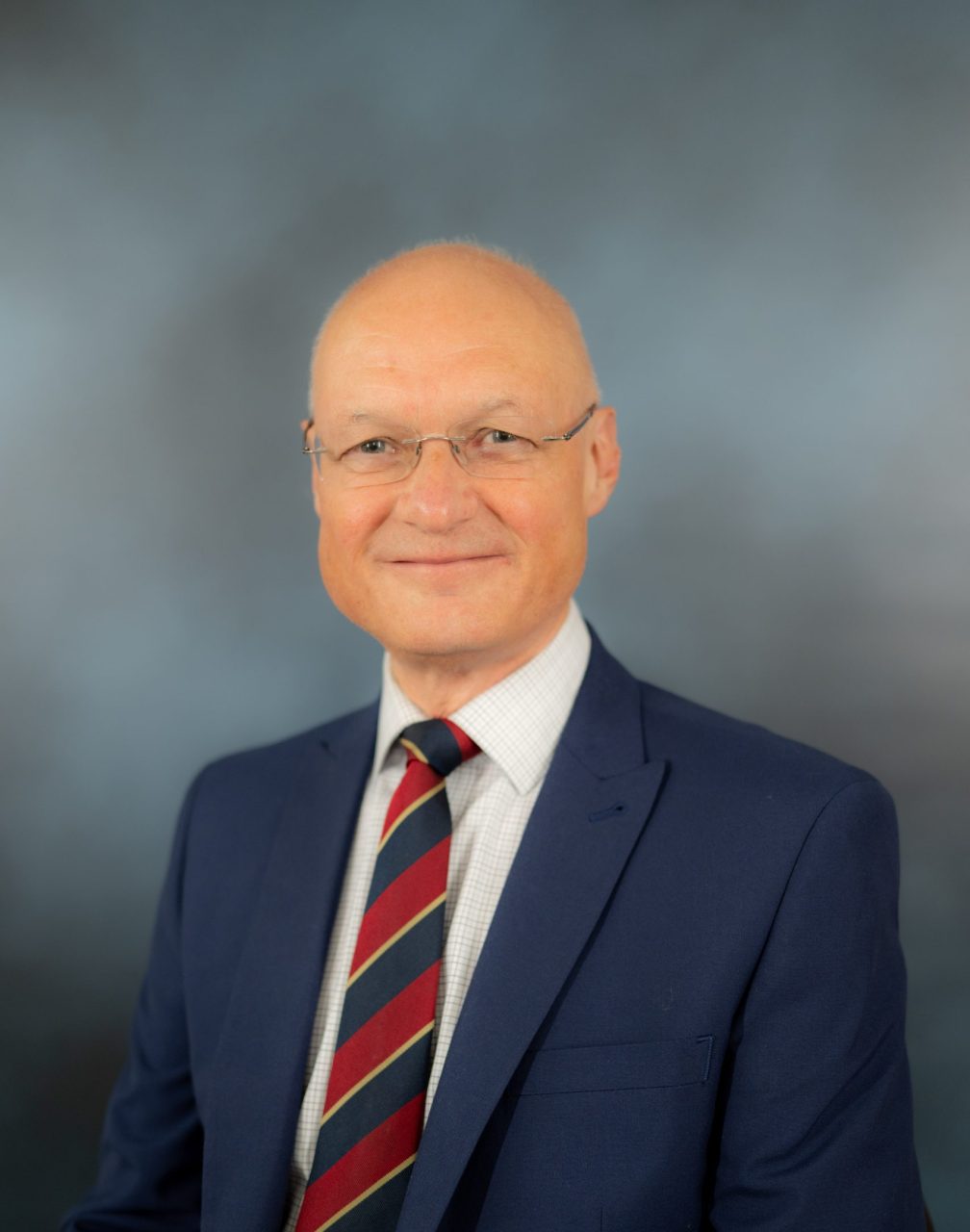 Image o Gadeirydd Bwrdd Iechyd Addysg Powys, Carl Cooper a Chadeirydd y Pwyllgor Cronfeydd Elusennol.