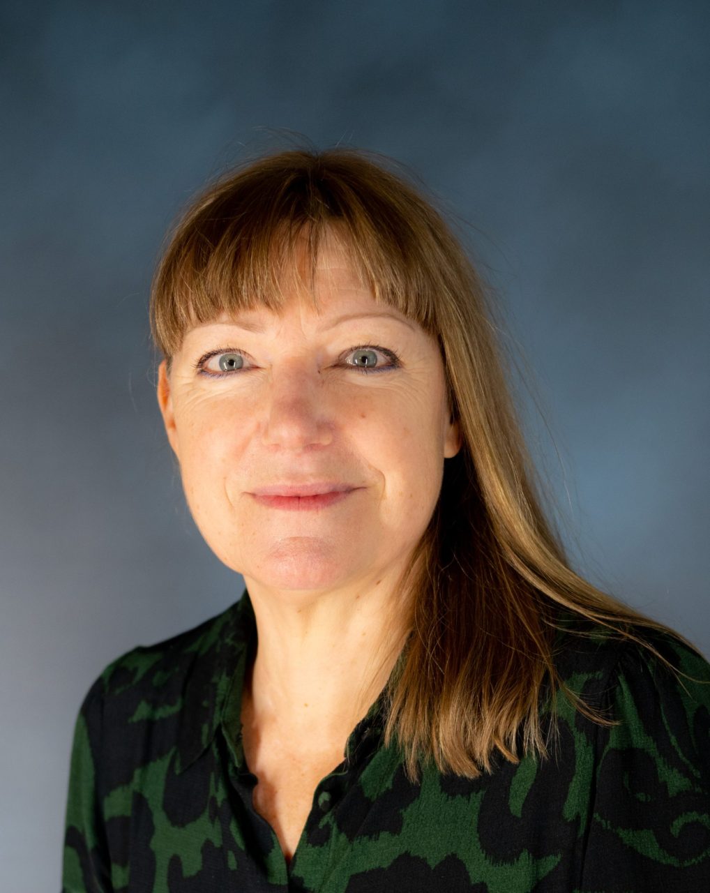 Delwedd o Claire Madsen, Cyfarwyddwr Gweithredol y Proffesiynau Iechyd, Gwyddoniaeth Iechyd a Thdigidol.