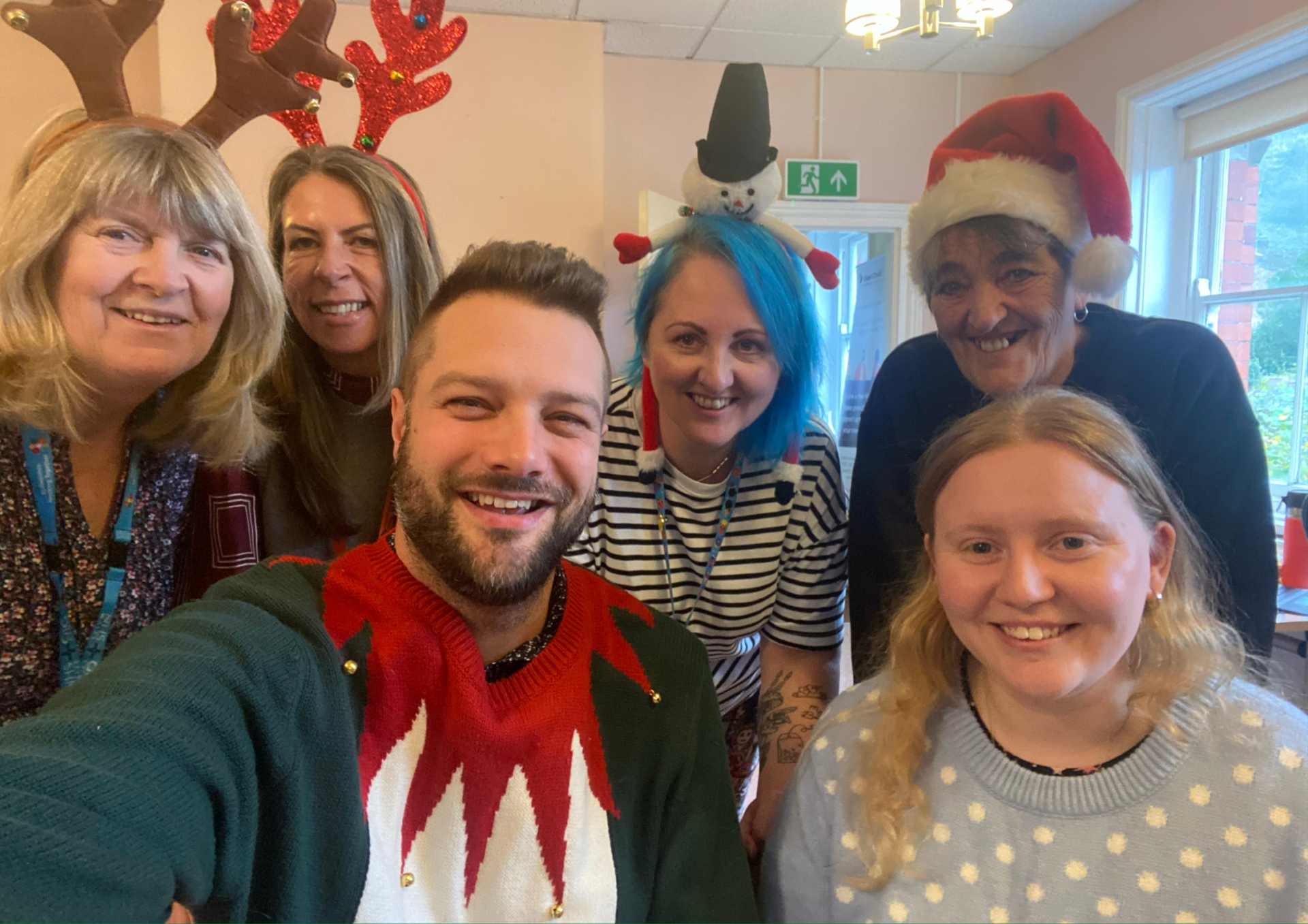 Delwedd o aelodau staff Bwrdd Iechyd Addysgu Powys wedi eu gwisgo mewn atchwanegiadau gwyliau