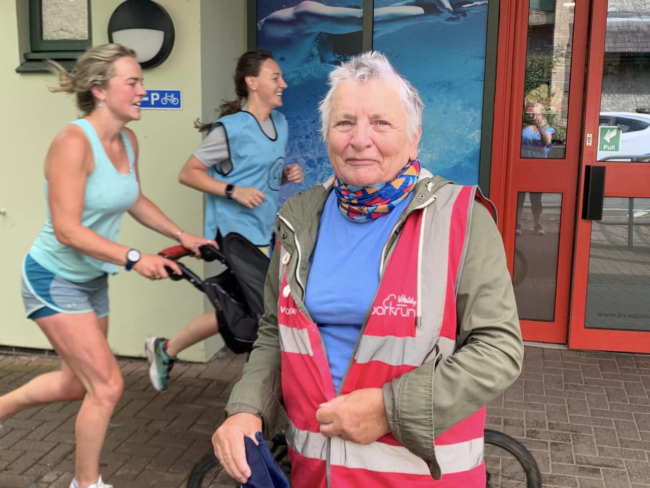 Delwedd o gyfranogwyr Park Run