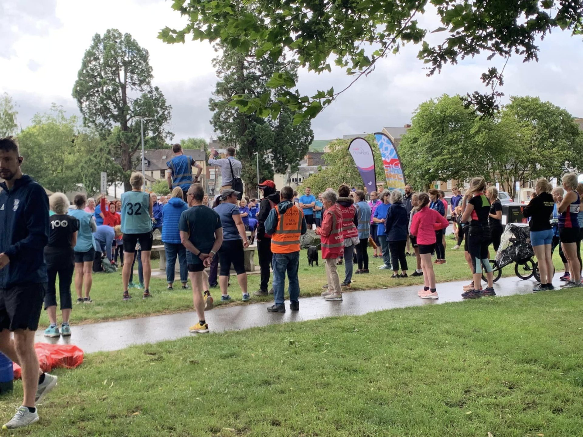 Delwedd o grŵp o redwyr yn aros i ddechrau'r Park Run