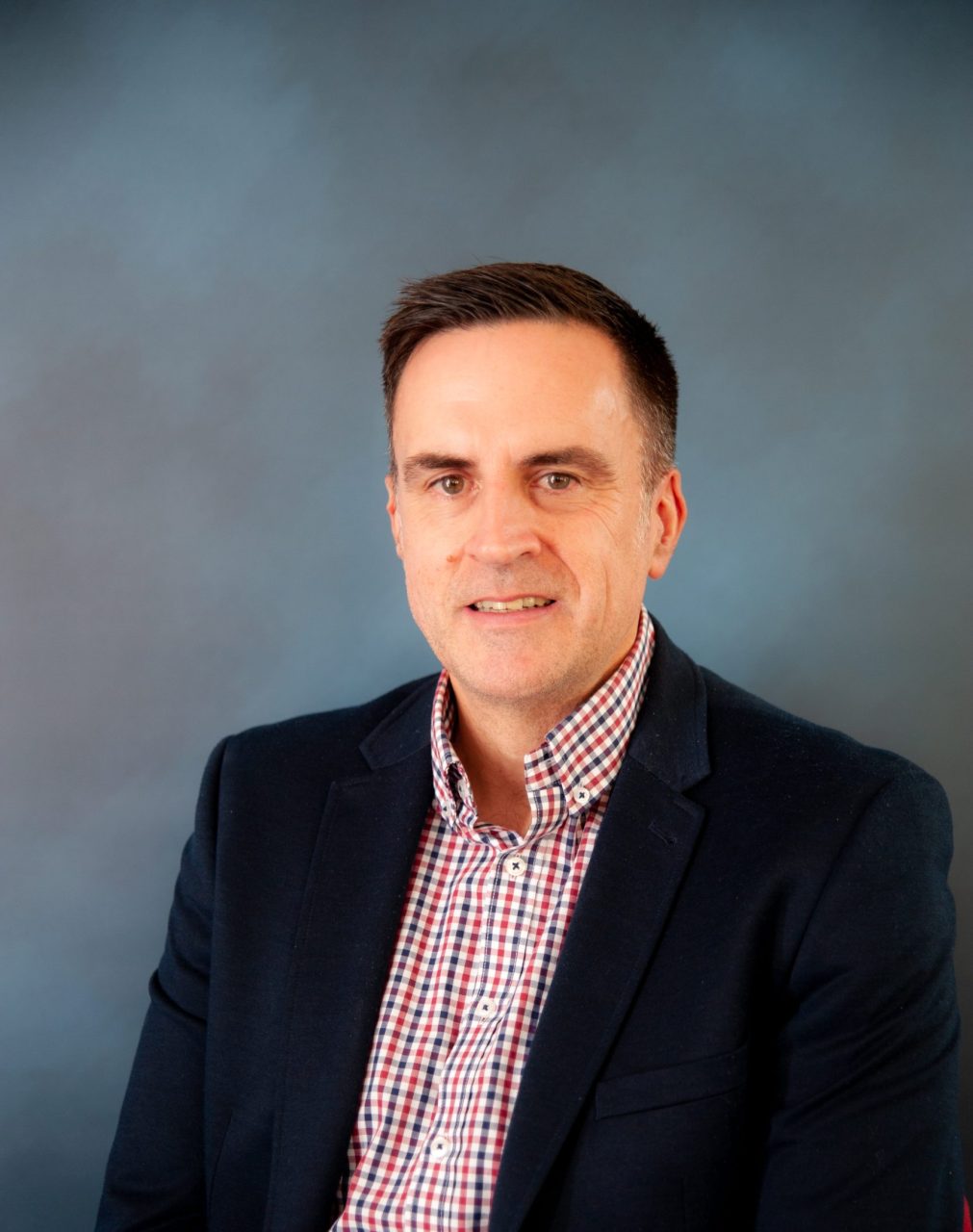 Delwedd o Pete Hopgood, Cyfarwyddwr Gweithredol Cyllid, Cyfalaf a Gwasanaethau Cefnogi