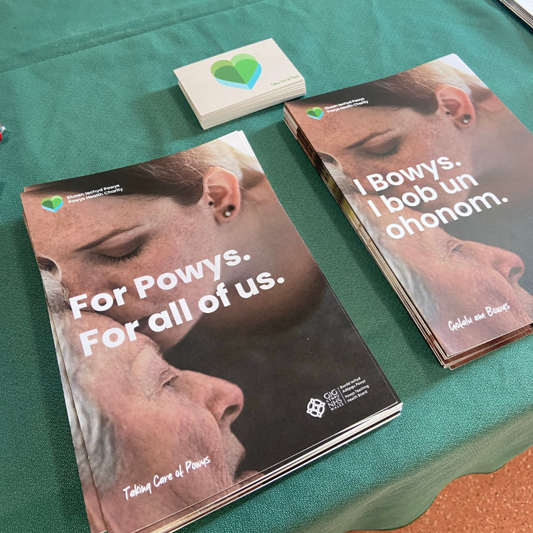 Delwedd o lyfrynnau gwybodaeth elusen Iechyd Powys