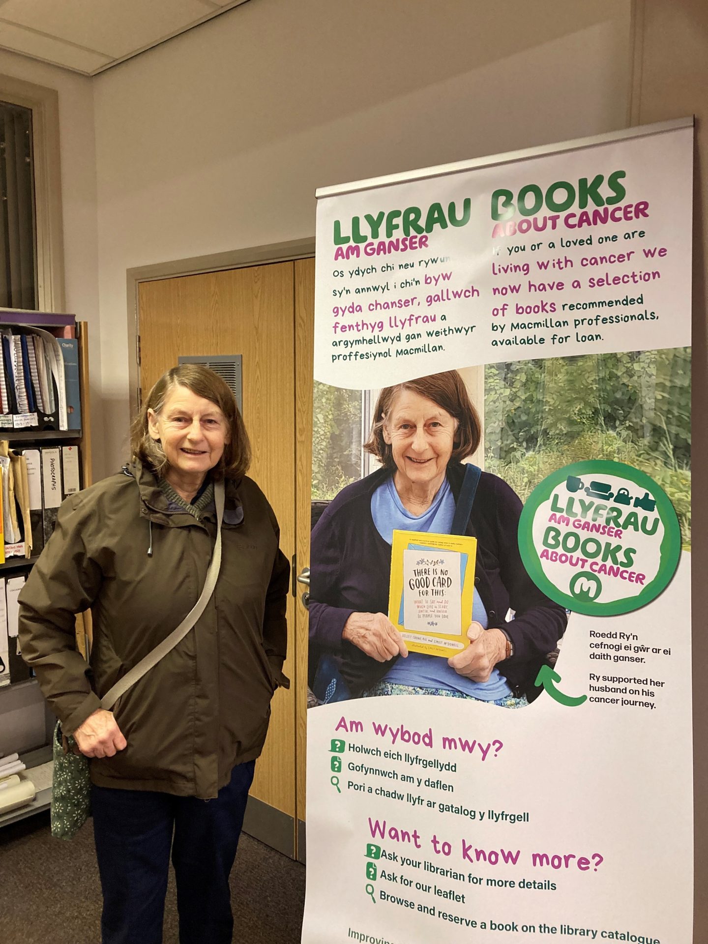 Delwedd o Aelod Staff Taith Gennad Canser Gwell a phosteri