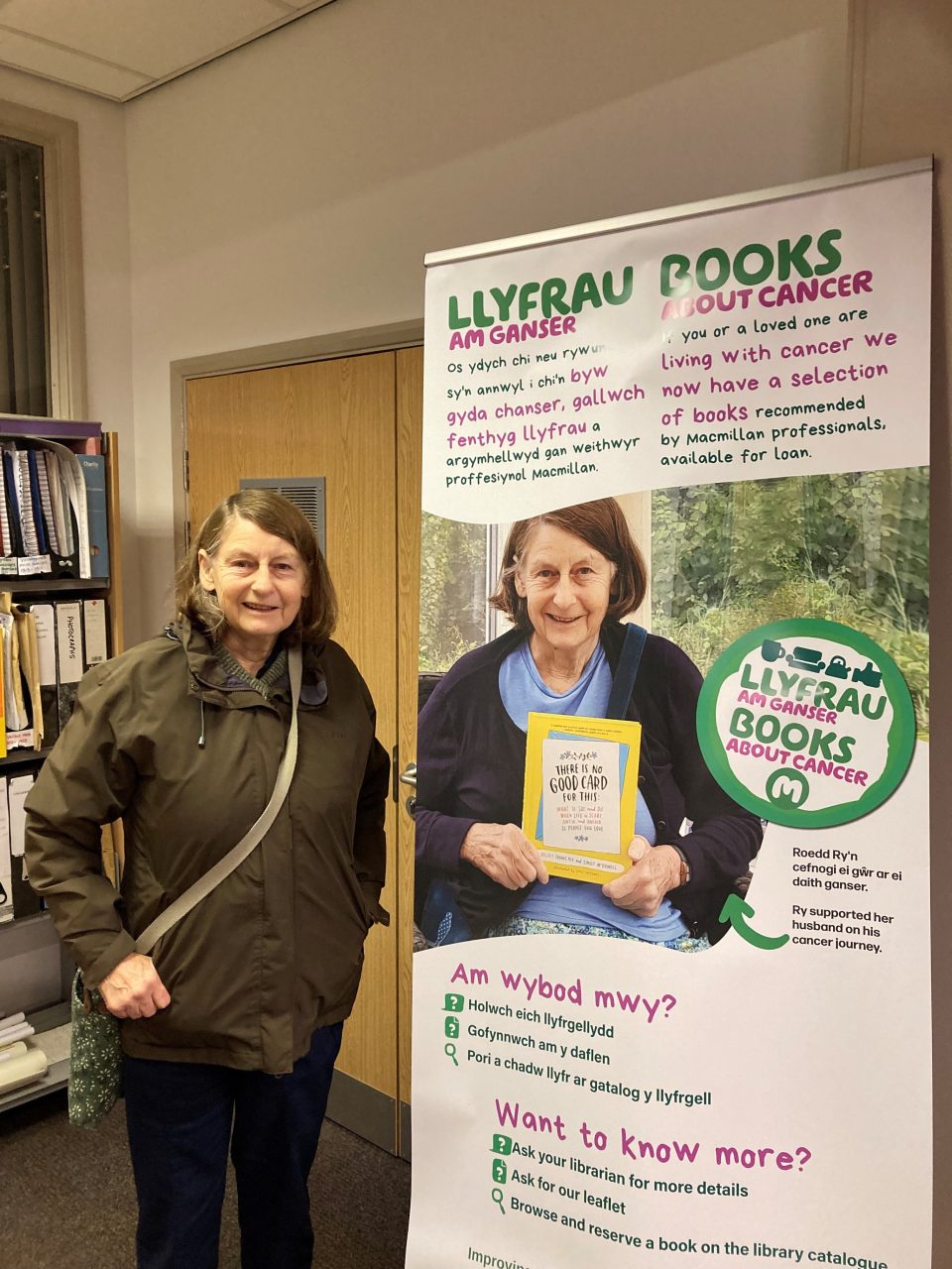 Delwedd o Aelod Staff Taith Gennad Canser Gwell a phosteri