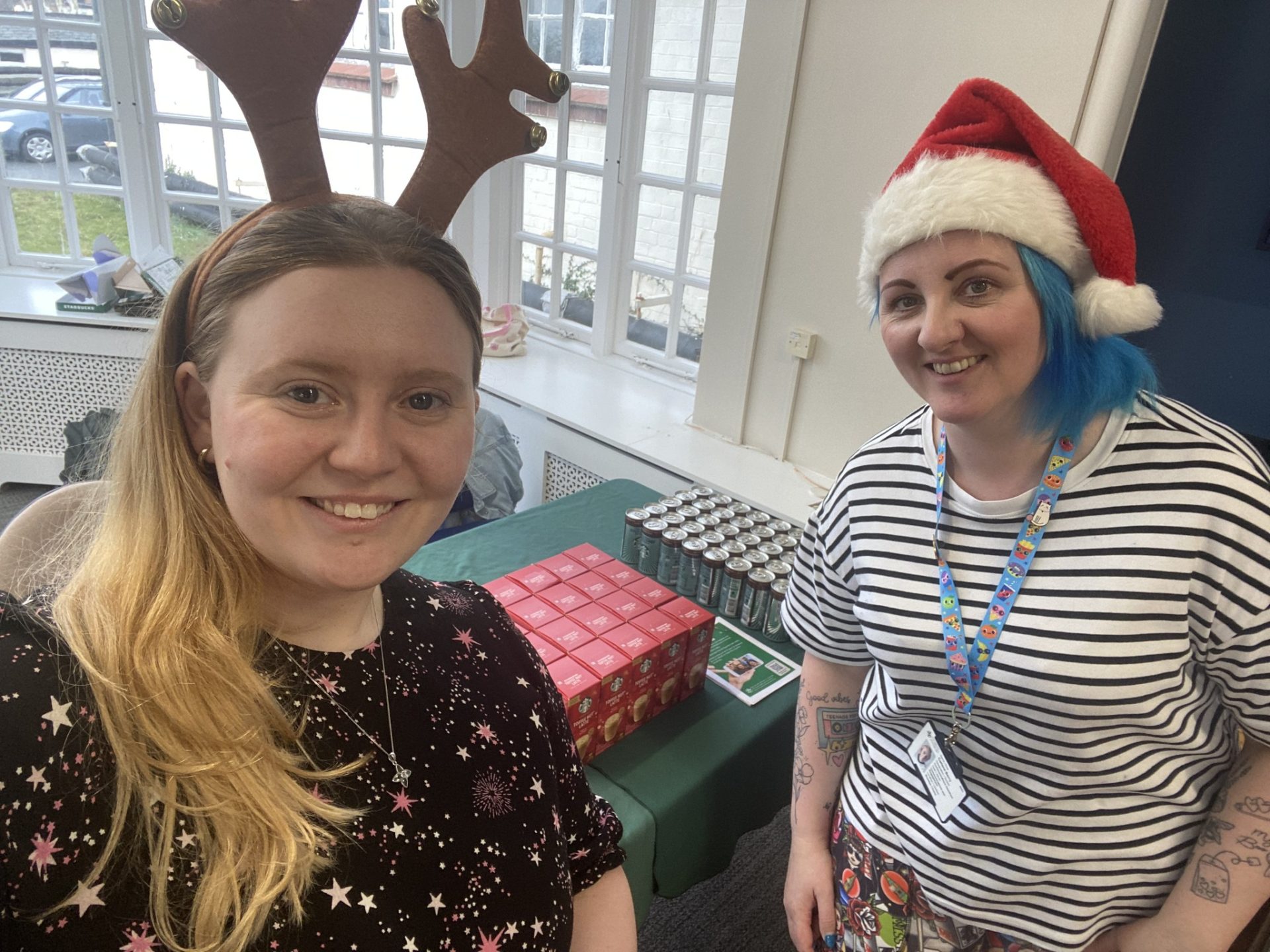 Delwedd o Dîm Elusen Iechyd Powys gyda chynnyrch Starbucks am ddim wedi'i sefydlu yn y cantin yn Bronllys