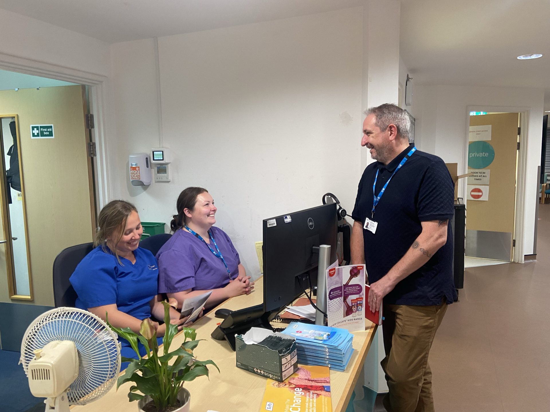 Delwedd o Martin ar Tîm Elusennol Taith yr Haf yn siarad gyda staff