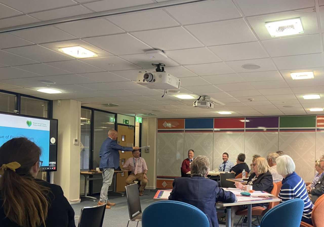 Delwedd o gyfarfod Cynghrair Elusennol Iechyd Powys yn digwydd