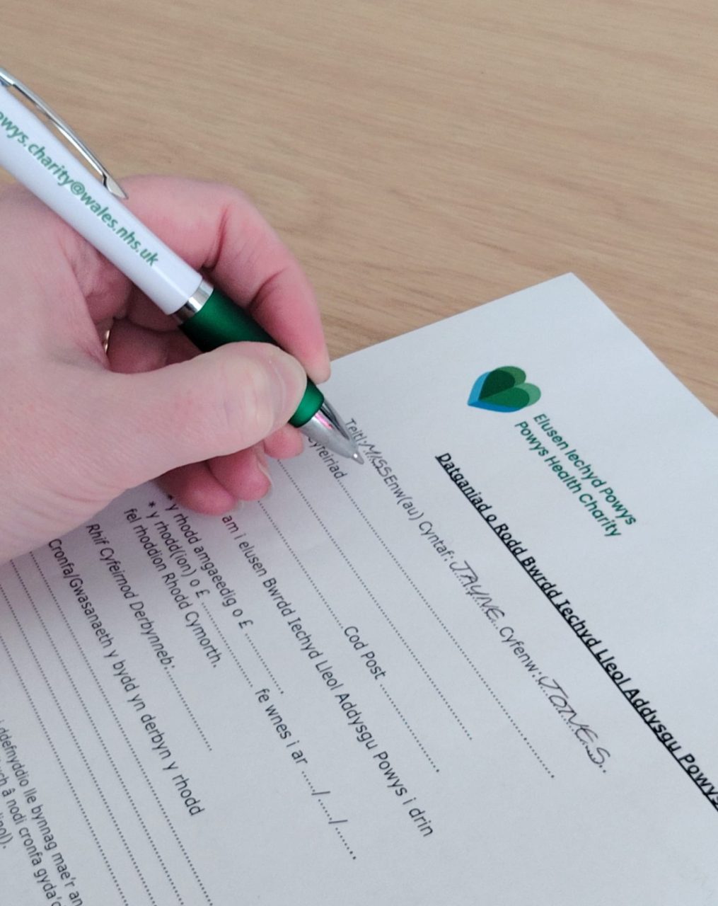 Delwedd agos o rywun yn llenwi ffurflen ddatganiad