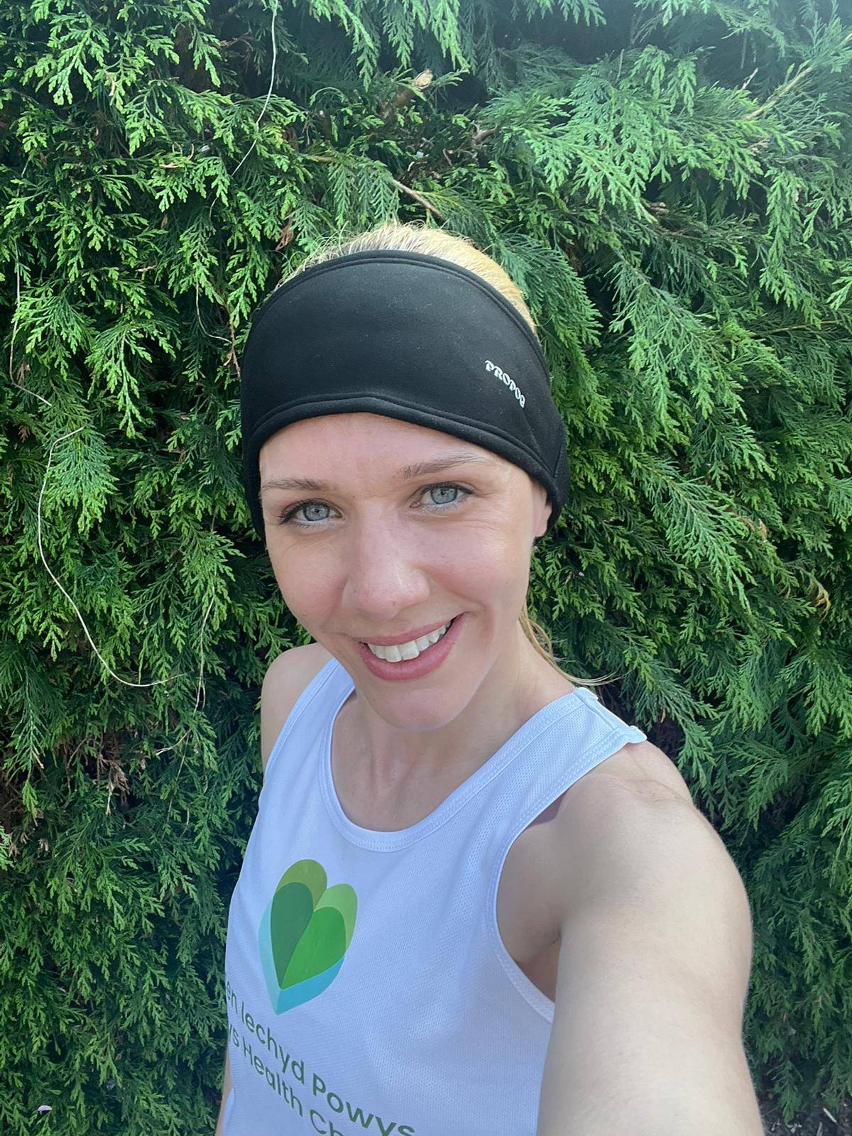 Delwedd o Cheryl yn gwisgo nws chariad.